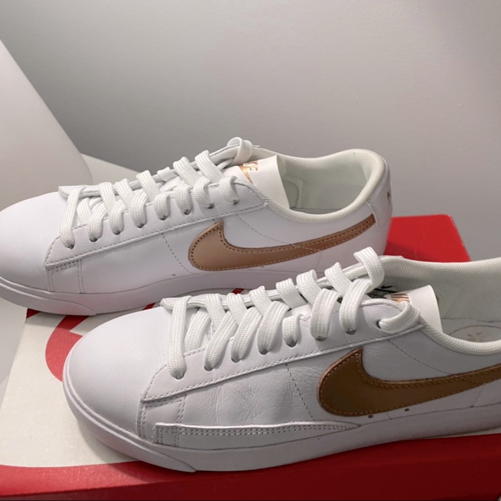 NEVER WORN BEFORE WHITE NIKE BLAZERS